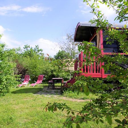 Les Roulottes Et Cabanes Du Livradois Hostal Cunlhat Exterior foto