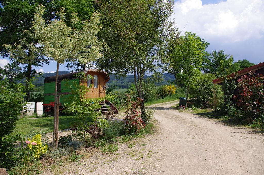 Les Roulottes Et Cabanes Du Livradois Hostal Cunlhat Exterior foto