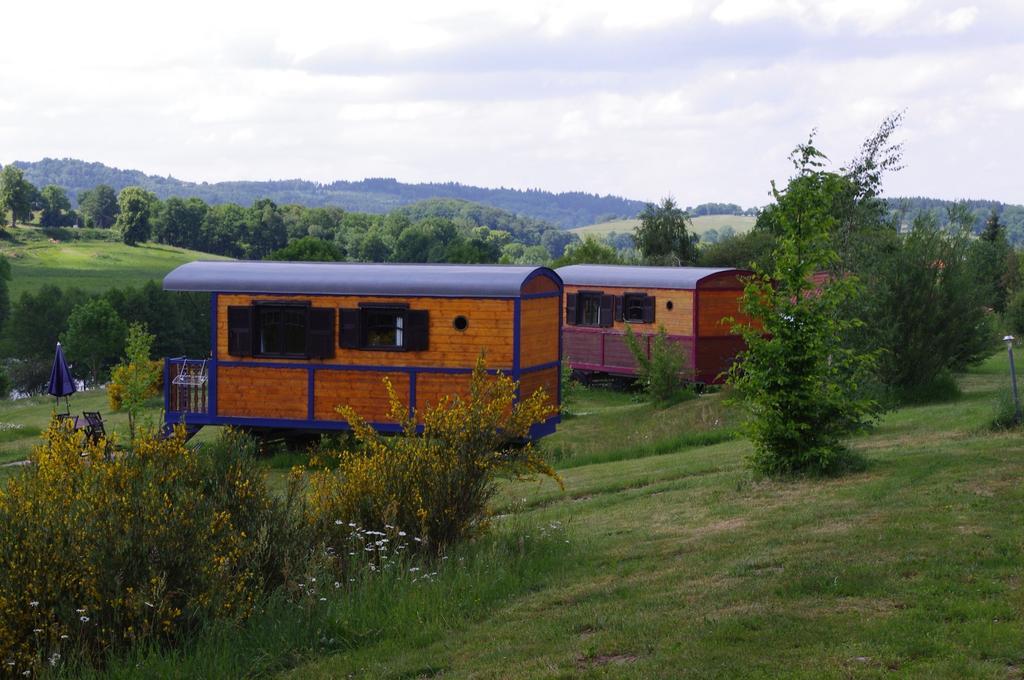 Les Roulottes Et Cabanes Du Livradois Hostal Cunlhat Exterior foto