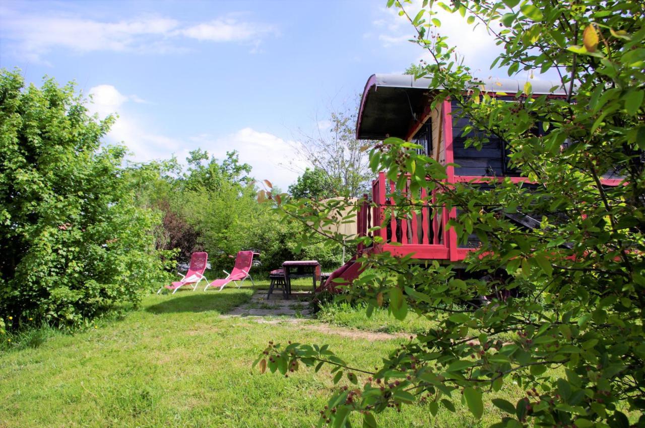 Les Roulottes Et Cabanes Du Livradois Hostal Cunlhat Exterior foto