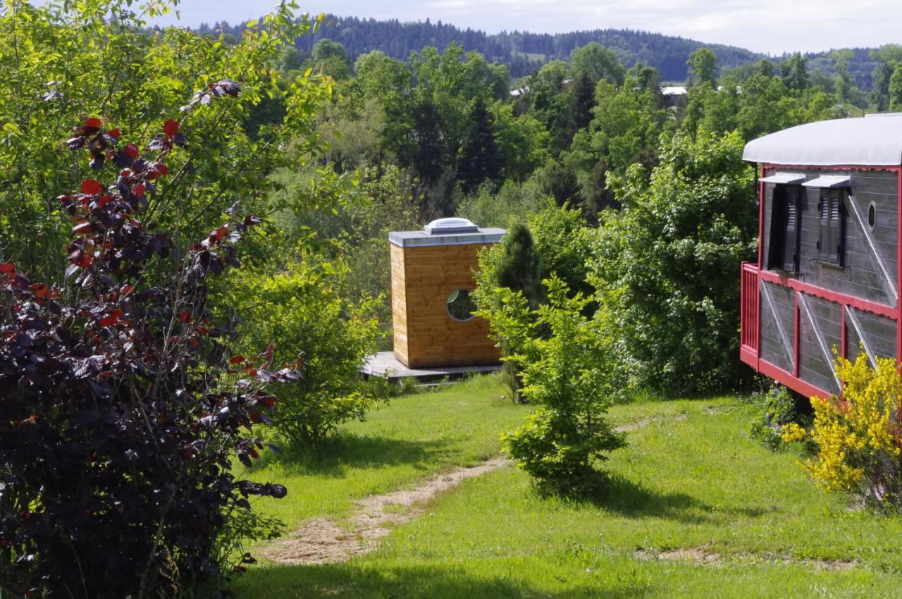 Les Roulottes Et Cabanes Du Livradois Hostal Cunlhat Exterior foto