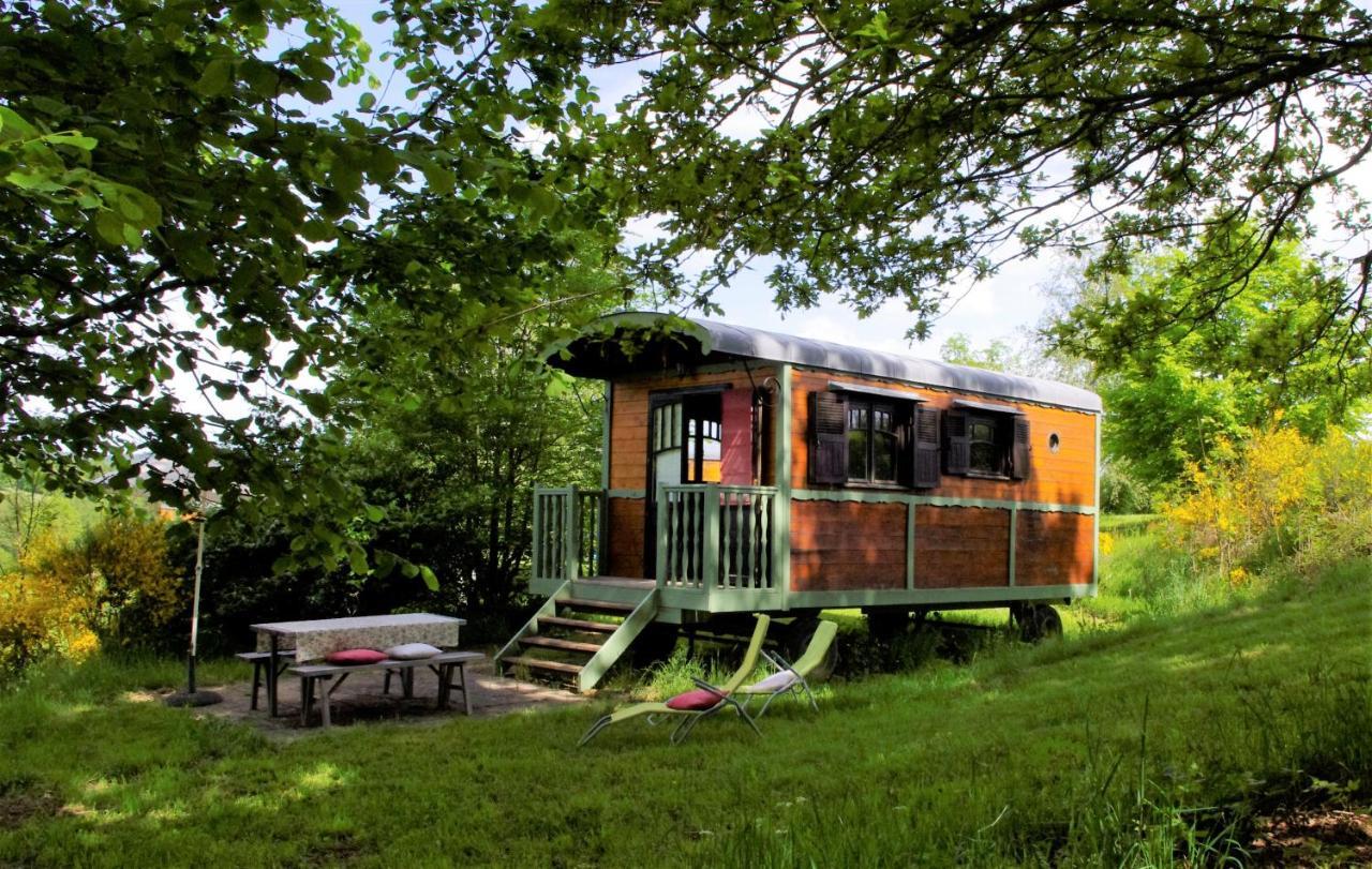 Les Roulottes Et Cabanes Du Livradois Hostal Cunlhat Exterior foto