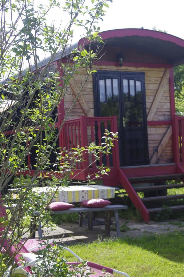 Les Roulottes Et Cabanes Du Livradois Hostal Cunlhat Exterior foto