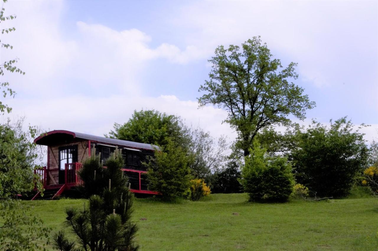 Les Roulottes Et Cabanes Du Livradois Hostal Cunlhat Exterior foto