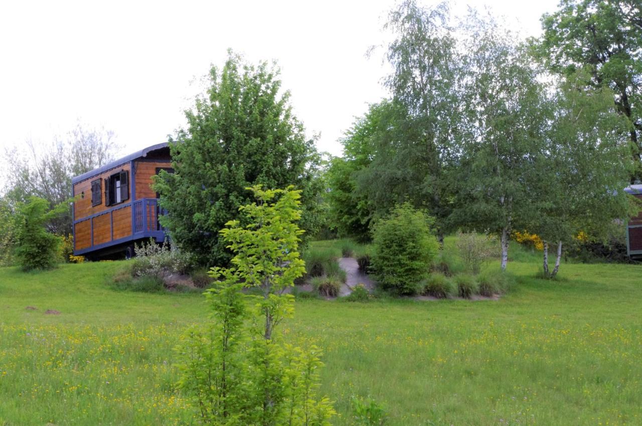 Les Roulottes Et Cabanes Du Livradois Hostal Cunlhat Exterior foto